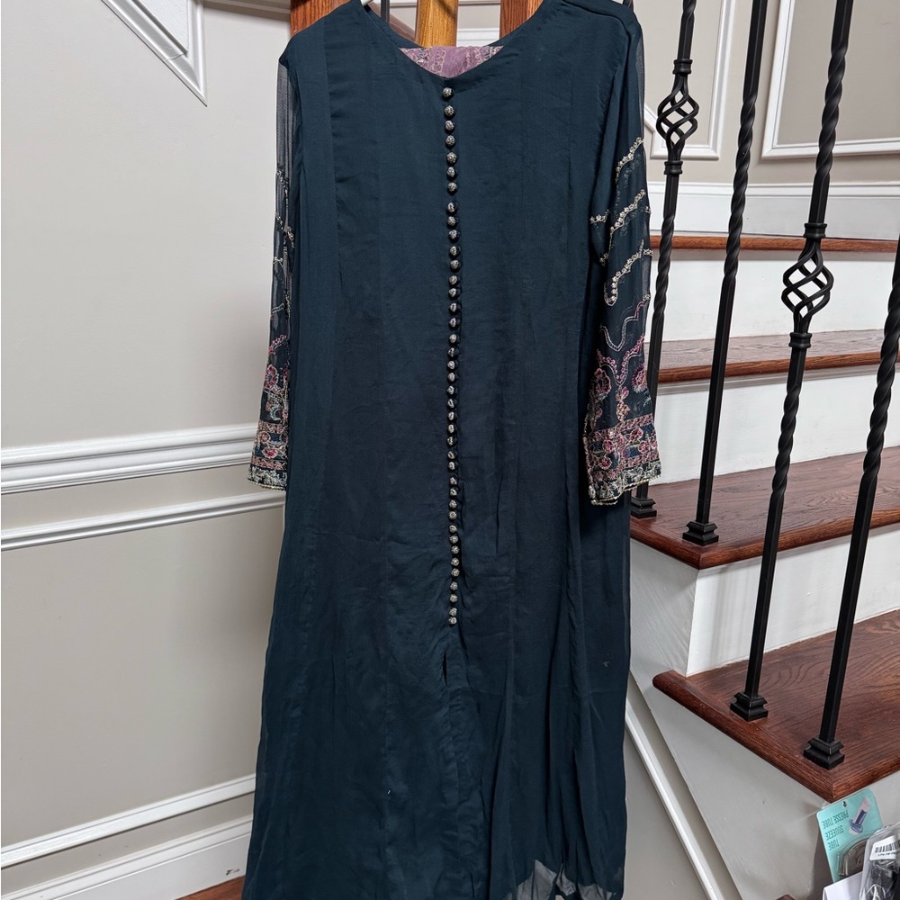Elegant long dark green gown with light purple Embroidered scarf/doupata - Picture 5 of 5